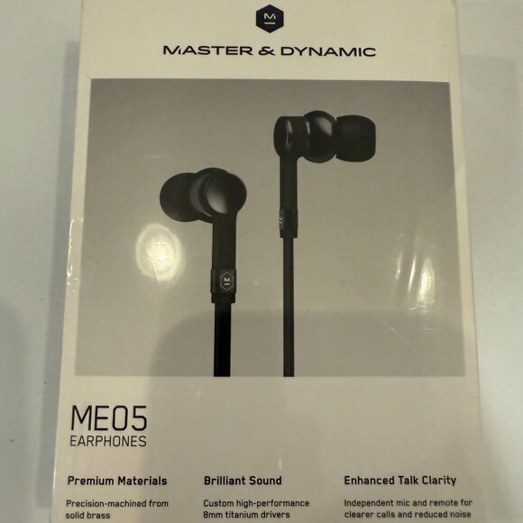 Master & Dynamic ME05 In-Ear Headphones in Black - Picture 2 of 5